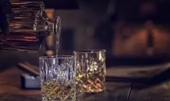 יוצקים בורבון לכוסות