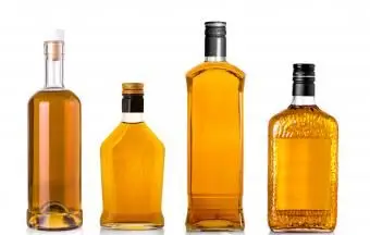 בקבוקי וויסקי ללא תוויות