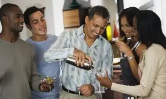 カクテルシェーカーを正しい方法で使用する方法