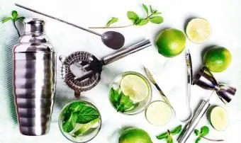 순수한 상쾌함을위한 간단한 시럽을 곁들인 모히토 레시피