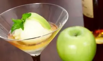 Le Trou Normand es un postre tradicional francés que consiste en brandy Calvados y sorbete de manzana verde.
