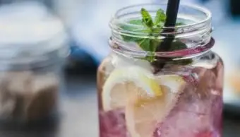 岩の上のピンクのホイットニー