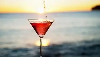 ピンクのホイットニーコスモポリタンを注ぐ