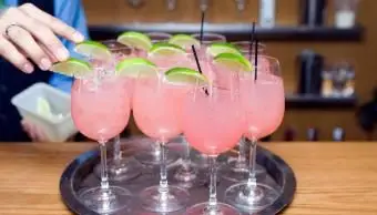 ピンクのホイットニーワインスプリッツァー