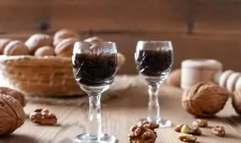 Dois copos de licor de chocolate com nozes