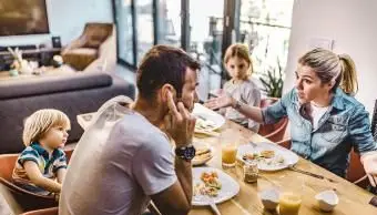 Padres jóvenes discutiendo