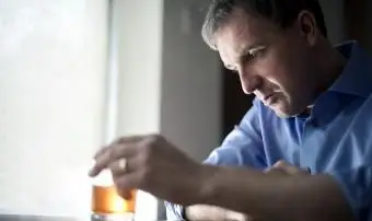 L'homme mûr frappe la boisson