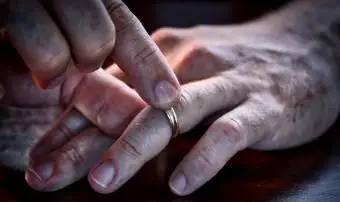 Homme d'âge moyen enlevant son alliance