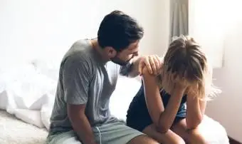 Manžel utešuje rozrušenú manželku