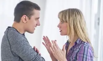 Manželka ignoruje manžela, ktorý jej vyčíta všetky problémy