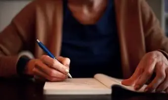 Žena písanie do zošita