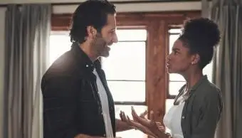 giovane coppia che litiga intensamente a casa argument