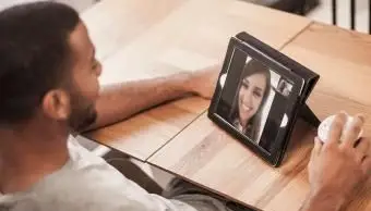 Chat vidéo dans un café