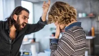 집에서 말다툼을하는 부부