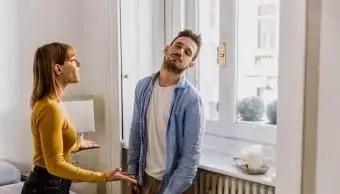 집에서 서있는 동안 논쟁하는 커플