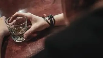 Kobieta pijąca whisky