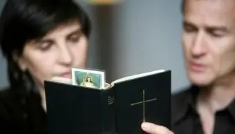 Casal lendo a bíblia