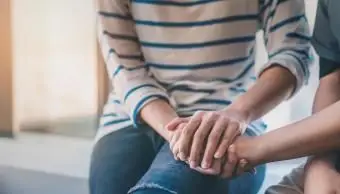 Frauen trösten Freund