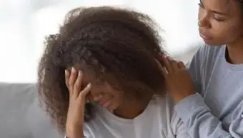 Mutter tröstet traurige Teenager-Tochter