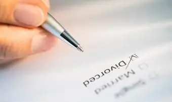 양식을 작성하는 손