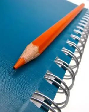 일화를 쓰기위한 색연필과 노트