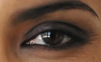 Close de olhos castanhos escuros