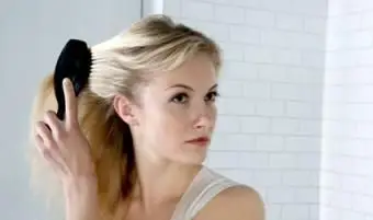 Masuj skórę głowy i szczotkuj włosy