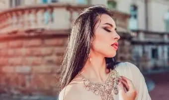 Frau trägt ein schulterfreies Kleid mit Schmuck