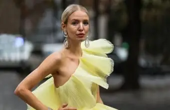 Frau mit baumelnden Ohrringen