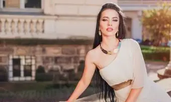 Welchen Schmuck trägt man zu einem One-Shoulder-Kleid