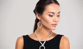 黒のドレスと一緒に着用するジュエリー（あらゆる機会に）