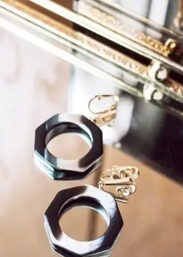 Módne náušnice na zrkadlovom podnose