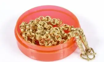 Collier en or dans un récipient circulaire