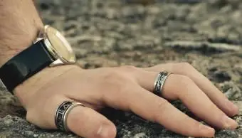 Main masculine avec des bijoux