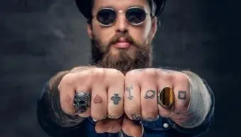 doigts avec des anneaux