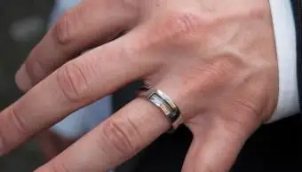 Bague de mariage portant la main coupée