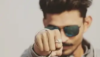 jeune homme, à, poing fermé