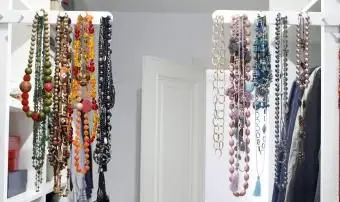 Colares pendurados no rack