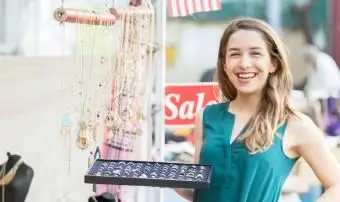 Vendedor de rua vende joias em uma feira ao ar livre