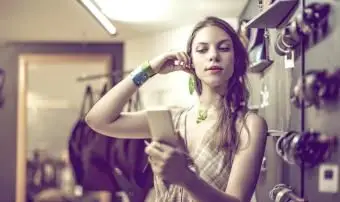 Mulher jovem anunciando joias