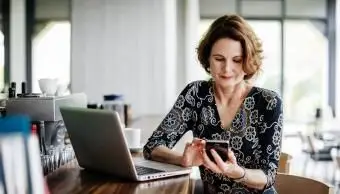 donna che usa il suo smartphone