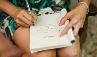 Femme écrivant des notes pour la nécrologie