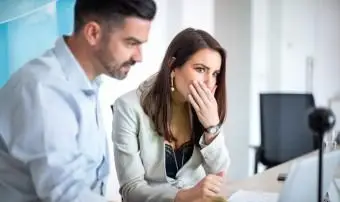 Zwei Mitarbeiter erhalten traurige Nachrichten