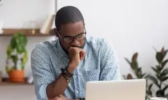 Mann liest traurige Nachrichten am Computer