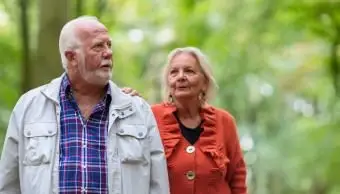 אדם מבוגר מרגיש נסער