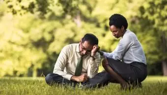 אישה מנחמת את עמיתה