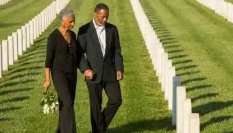 זוג בבית העלמין הצבאי