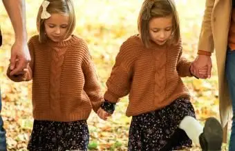 ילדים הולכים ביער סתיו