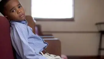 ילד נשען על כספית