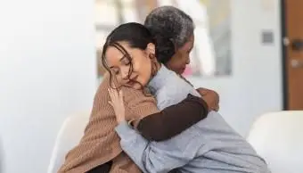 נשים תומכות מתחבקות